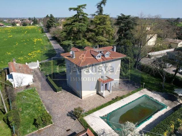 Case e ville in vendita di 327 m² in Strada Bassa Nuova, 190