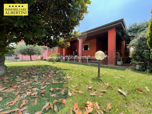 Case e ville in vendita di 328 m² in Via Angelo Poiani, 31