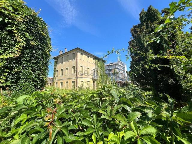 Case e ville in vendita di 328 m² in Via Guglielmo Marconi, 1