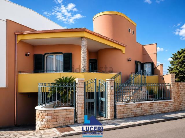 Case e ville in vendita di 328 m² in Via kennedy