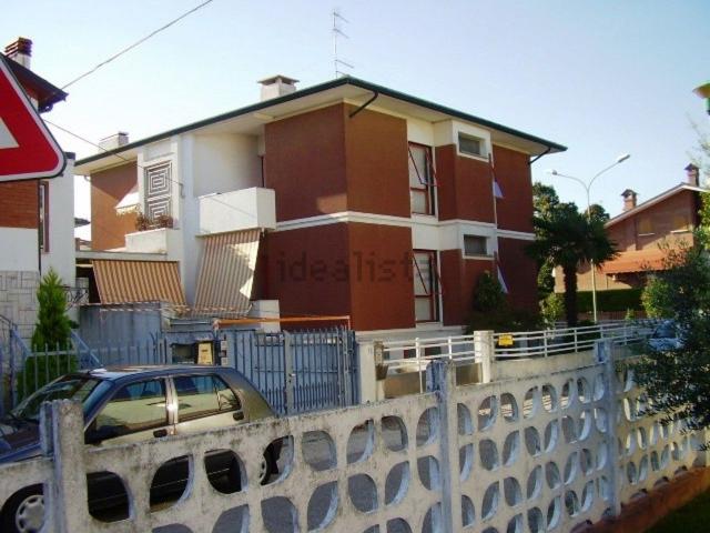 Case e ville in vendita di 328 m² in Via Ultimo Silvano Alberti