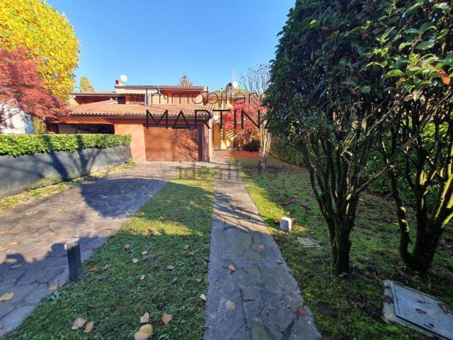 Case e ville in vendita di 328 m² in Viale Giulio Zavaritt