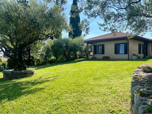 Case e ville in vendita di 328 m² in Strada Dei Monti, 10