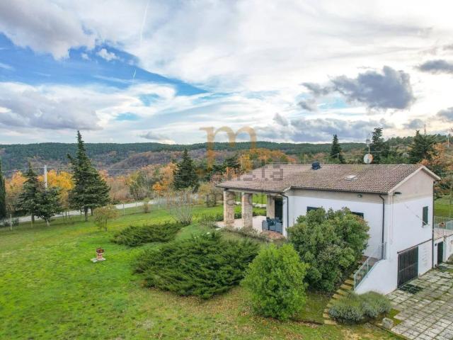 Case e ville in vendita di 328 m² in Strada delle Valli