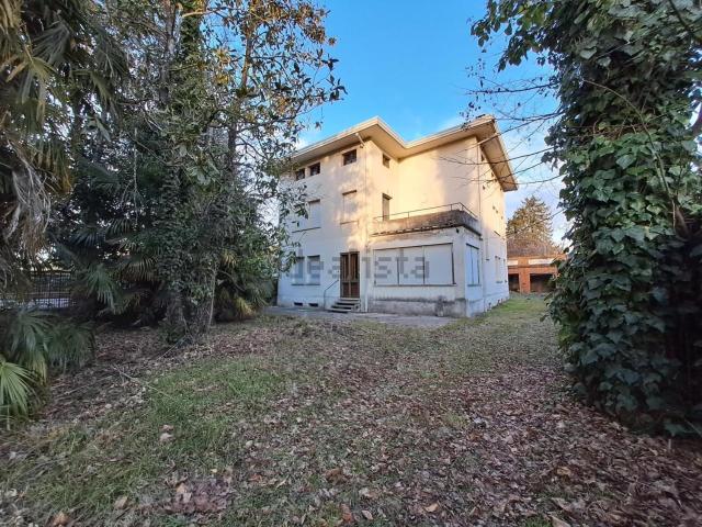 Case e ville in vendita di 329 m² in Via Delser