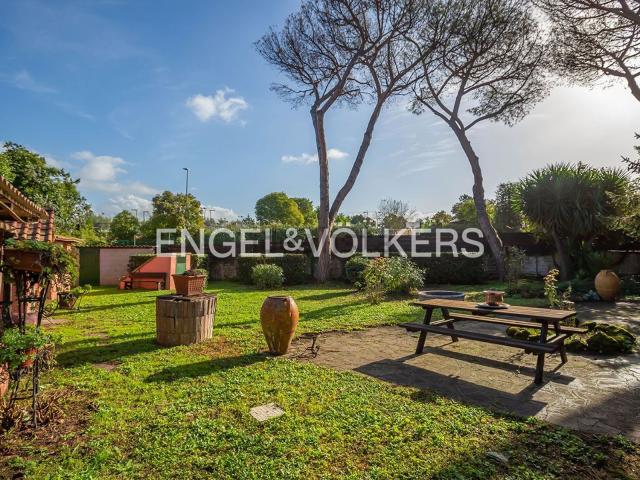 Case e ville in vendita di 329 m² in Via Evodia