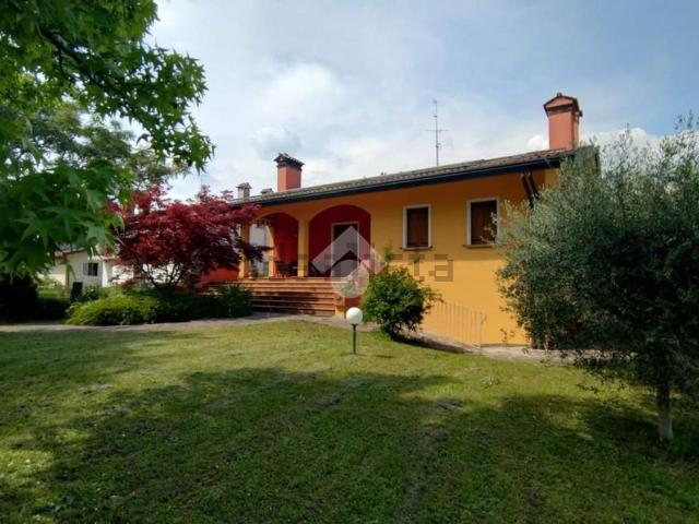 Case e ville in vendita di 329 m² in Via Monte Civetta