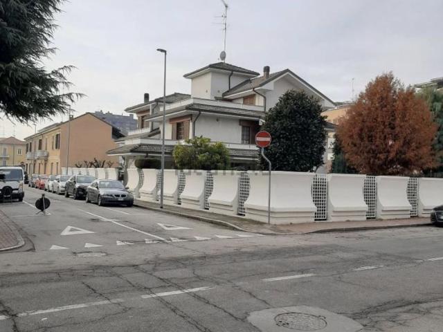 Case e ville in vendita di 329 m² in Via Rodi, 22