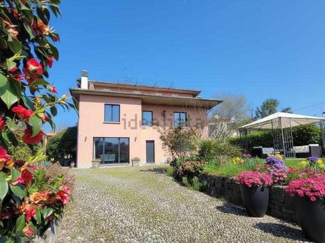 Case e ville in vendita di 329 m² in Via Varesina