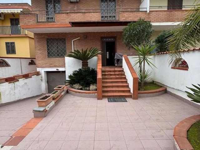 Case e ville in vendita di 329 m² in Viale Saturno