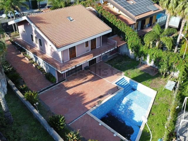 Case e ville in vendita di 330 m²