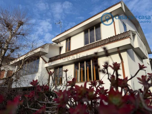 Case e ville in vendita di 330 m²
