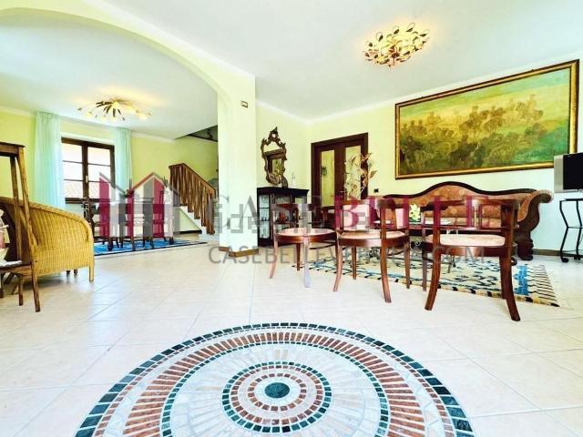 Case e ville in vendita di 330 m² in Via Candia, 55045