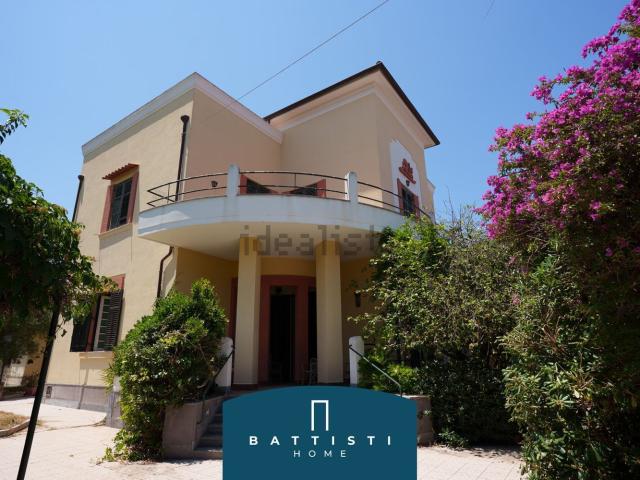 Case e ville in vendita di 330 m² in Via Ciane