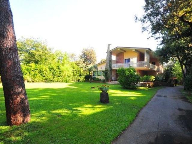 Case e ville in vendita di 330 m² in Via Cristoforo Colombo, 54