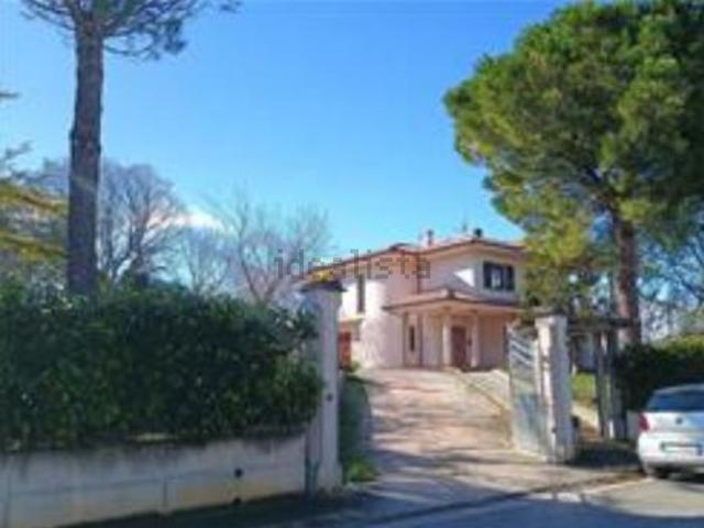 Case e ville in vendita di 330 m² in Via Andrea Cardinali