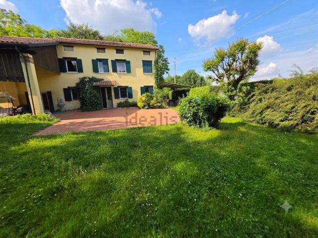 Case e ville in vendita di 330 m² in Via Albereria