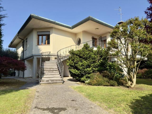 Case e ville in vendita di 330 m² in Via Arturo Toscanini