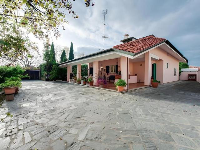 Case e ville in vendita di 330 m² in Via Bigioni, 15
