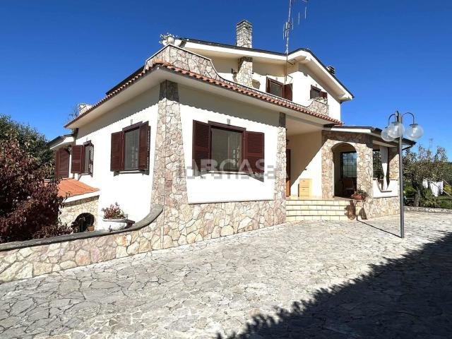 Case e ville in vendita di 330 m² in Via Giuseppe Garibaldi