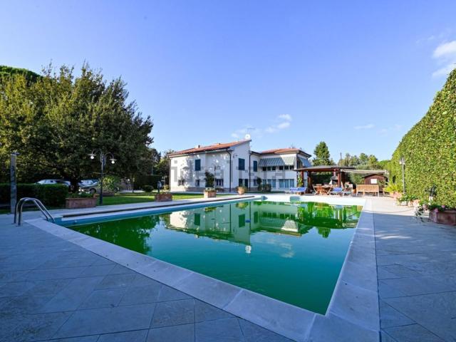 Case e ville in vendita di 330 m² in Via del Capannone