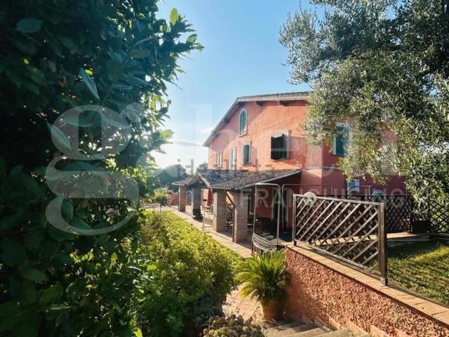 Case e ville in vendita di 330 m² in Via del Praticello