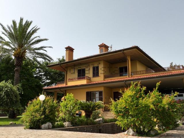 Case e ville in vendita di 330 m² in Via della Faiola