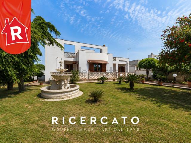 Case e ville in vendita di 330 m² in Via delle Mimose, 42