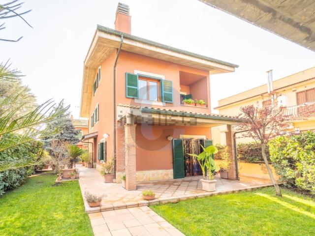 Case e ville in vendita di 330 m² in Via delle Vigne di Morena