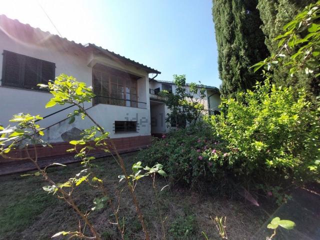 Case e ville in vendita di 330 m² in Via Fiorentina