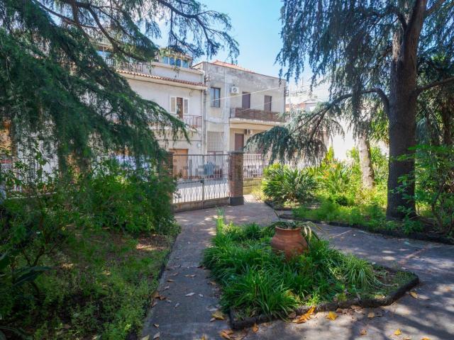 Case e ville in vendita di 330 m² in Via Francesco Crispi