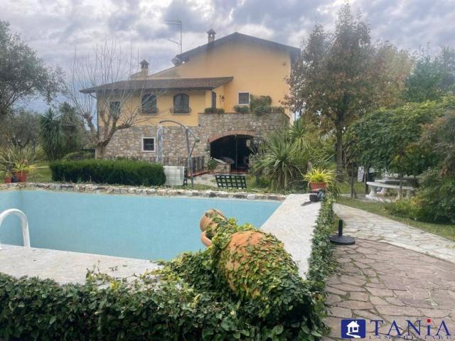Case e ville in vendita di 330 m² in Via Isola, 76