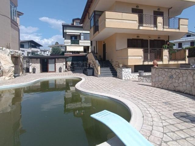 Case e ville in vendita di 330 m² in Via Lago Patria, 25
