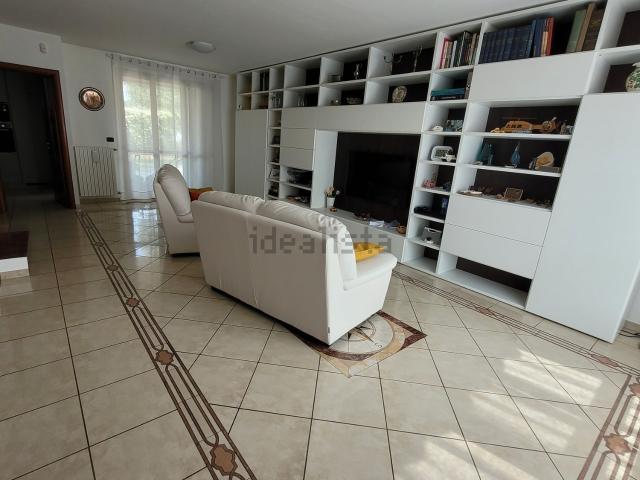 Case e ville in vendita di 330 m² in Via Luigi Cadorna, 8