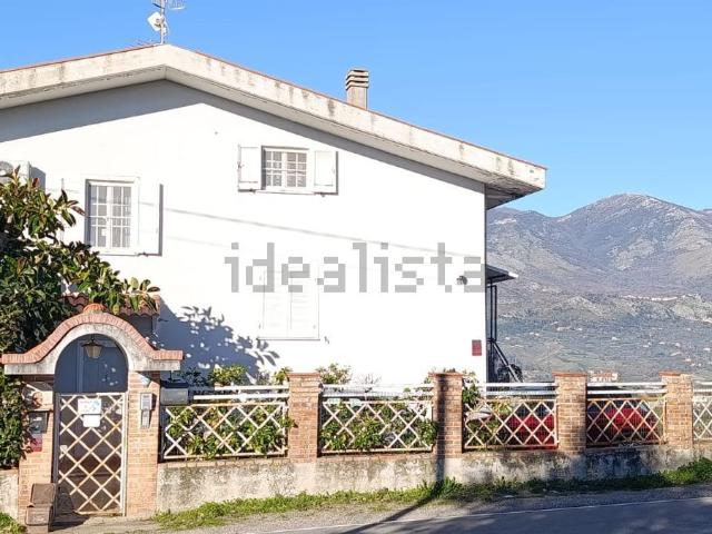 Case e ville in vendita di 330 m² in Via Luigi Cadorna, 145