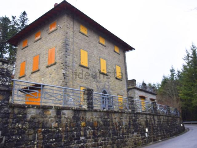 Case e ville in vendita di 330 m² in Via Martiri di Podernuovo, 1
