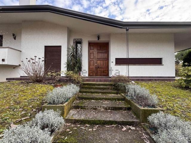 Case e ville in vendita di 330 m² in Via Milano