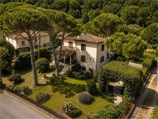 Case e ville in vendita di 330 m² in Via Roma, 1