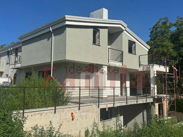 Case e ville in vendita di 330 m² in Via Tombe Romane
