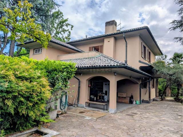 Case e ville in vendita di 330 m² in Via Torazza, 103