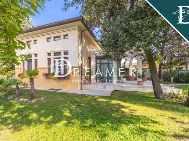 Case e ville in vendita di 330 m² in Via Trieste, 84