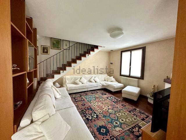 Case e ville in vendita di 330 m² in Via Zancana