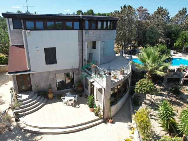 Case e ville in vendita di 330 m² in Viale Discesa del Monte