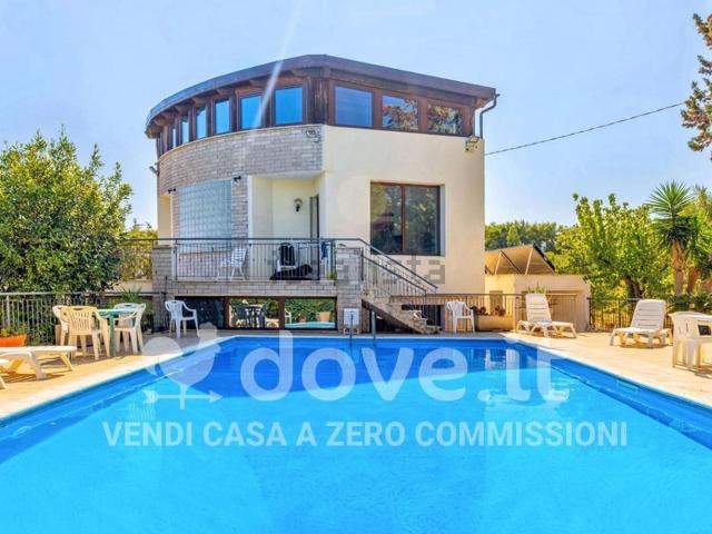 Case e ville in vendita di 330 m² in Viale Discesa del Monte, 37