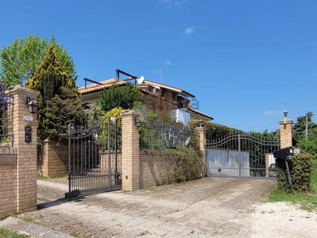 Case e ville in vendita di 330 m² in Contrada Tesino, 194