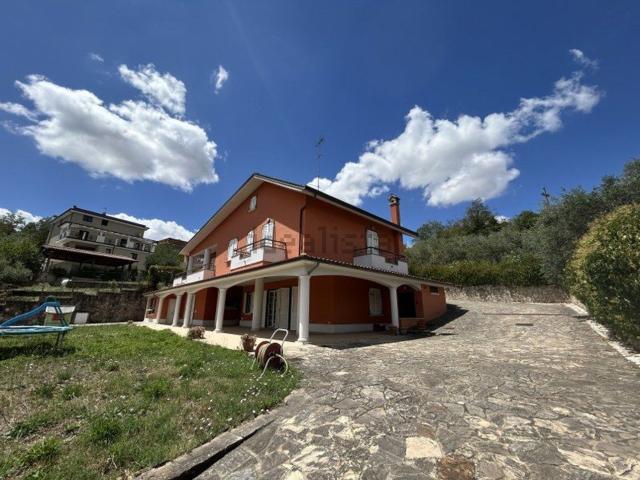 Case e ville in vendita di 330 m² in Contrada Festola, 12