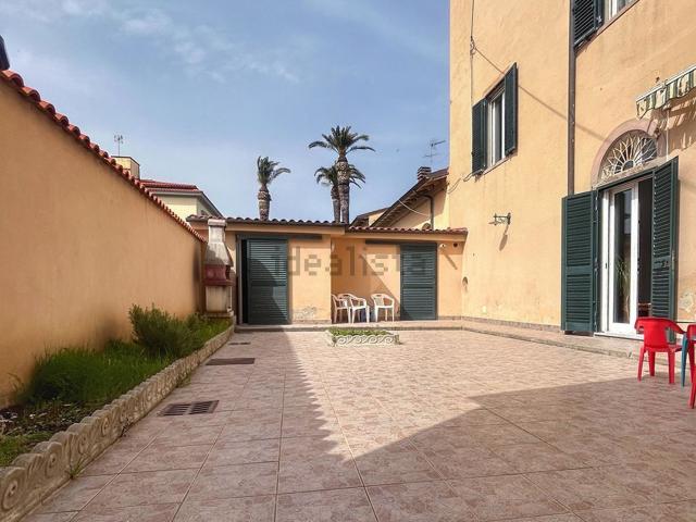 Case e ville in vendita di 330 m² in Piazza Giuseppe Mazzini