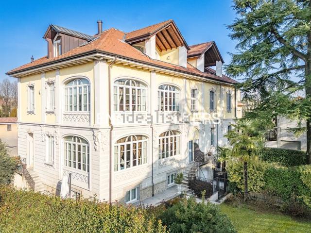 Case e ville in vendita di 350 m² in Piazzale Visconti, 1