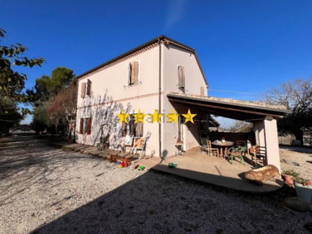 Case e ville in vendita di 330 m² in Strada Lunga