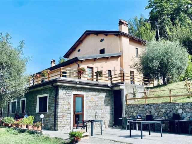 Case e ville in vendita di 330 m² in Strada Provinciale 4